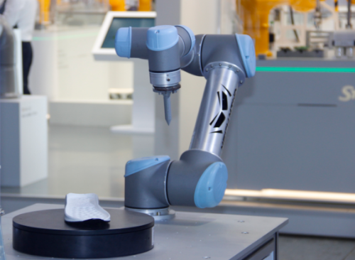 人机协作渐成趋势，行业竞争日趋激烈