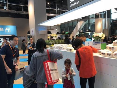 阿里巴巴为进博会“定制”了一家机器人餐厅，全世界都能现场体验