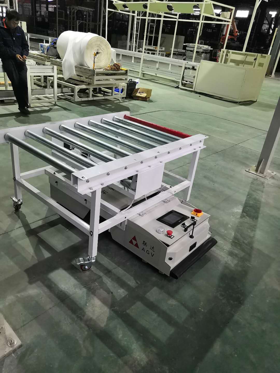 l联达潜伏滚筒转载型AGV