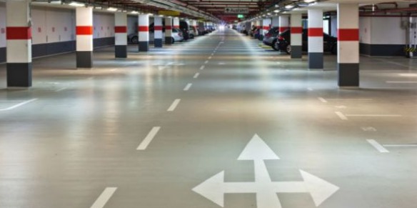 大兴国际机场里的秘密：机器人、新能源停车专区、女性停车位……