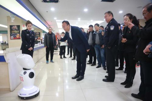 智能机器人引导24小时自助服务微警务平台 让市民办事更舒心