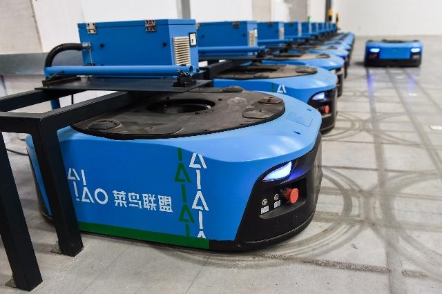 江苏无锡：智能机器人拣选包裹效率高