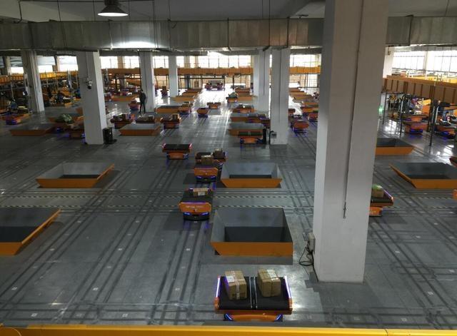 “双11”分拣机器人挑大梁，30秒分好一件快件