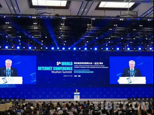 互联网大会聚焦产业AI化 小威设计机器人用AI设计LOGO