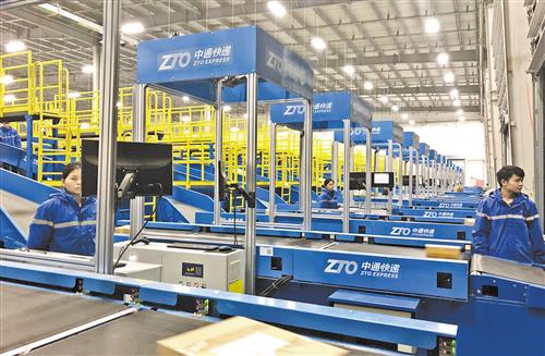 “小黄人”“蓝精灵”机器人广泛应用 快递插上了腾飞的翅膀