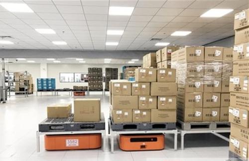 1个机器人顶3个工人 它们才是仓储车间主力