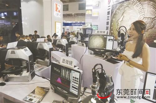 东莞智博会现场智能“黑科技”频出，“机器人”大战上演