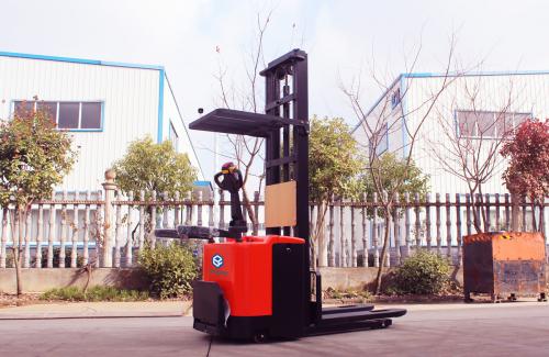 电动堆高车存放前的注意事项