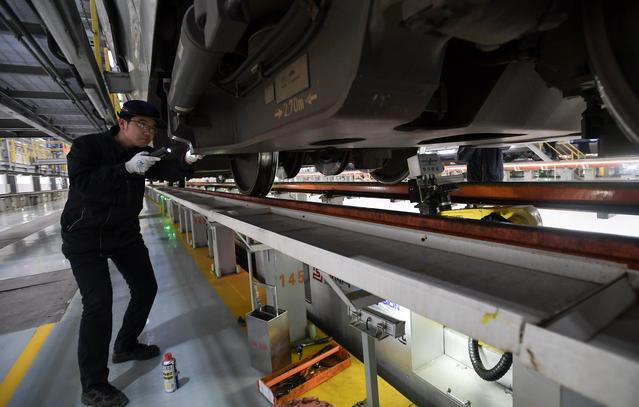 机器人“检”动车