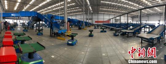 机器人走“经纬”忙“分拨” 大型机器人分拨中心南京启用