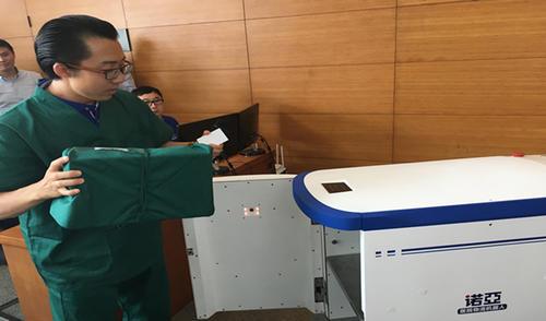 会“坐”电梯，能避障碍，AGV无人搬运车进入上海医院