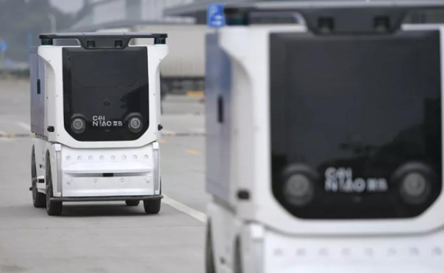 国内首个无人车未来园区问世，物联网调度无人车运输包裹