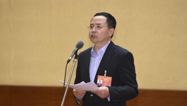 “行车不规范，亲人两行泪”，人大代表建议对机器人驾驶员也立法制约