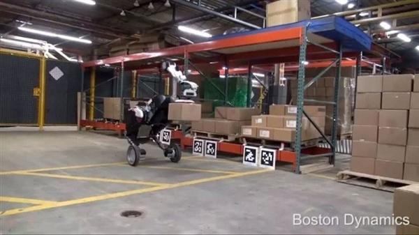 波士顿动力新机器人：下楼梯越障能搬运30斤货物