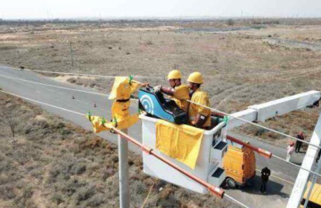 宁夏首次用机器人为高压线“穿”绝缘防护衣