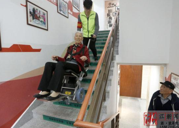 爬楼机器人来了 老人说感觉就像坐上了越野车