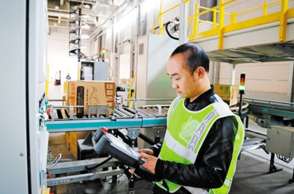 人社部等发布13个新职业，大多与智慧物流息息相关—— “隐身”快递小哥带来万亿元商机