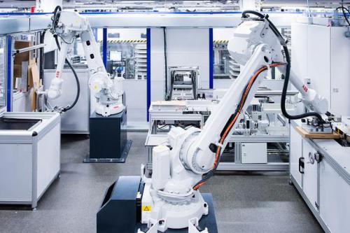 诺基亚展示未来工厂：5G自动化机器人与人类和谐共处