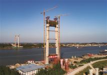 黄石境内首次使用无人机助力大桥缆索过江