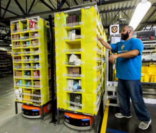 亚马逊推出机器人驱动的仓库来处理假期订单