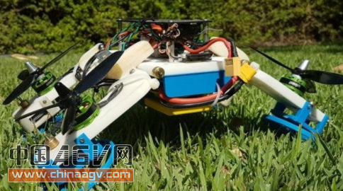 无人机使用旋转的螺旋桨臂 撞到地面时可成机器人车