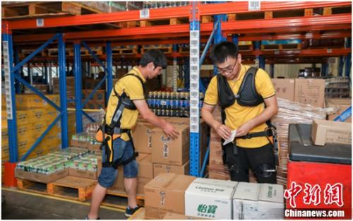 搬货“外骨骼”拣选“AGV” 618苏宁物流科技感爆棚