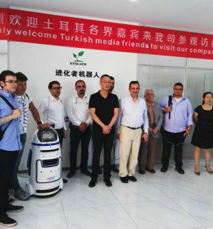 “一带一路”国家媒体参观中国“智能造”代表小胖机器人