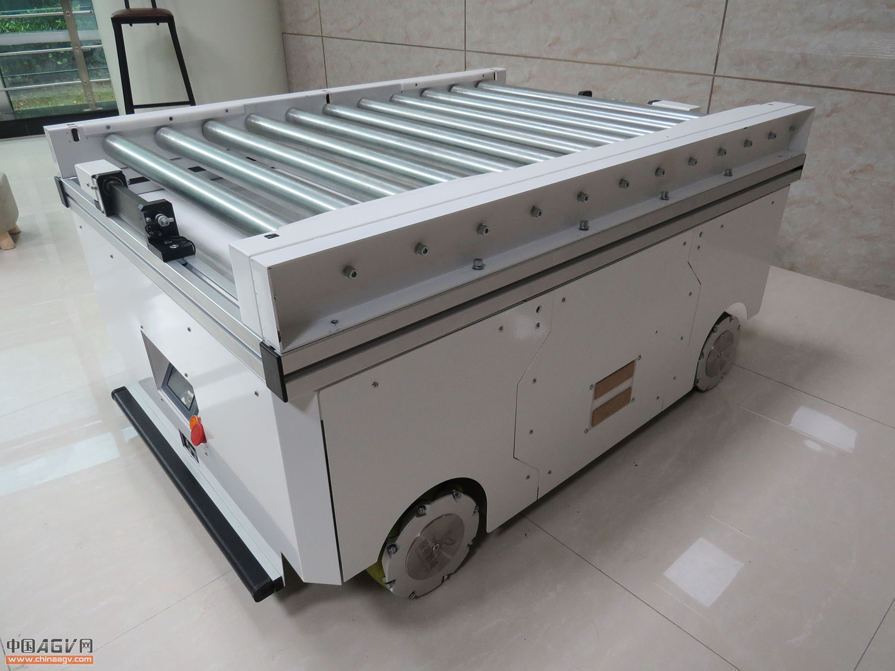 麦轮驱动背负辊筒式AGV