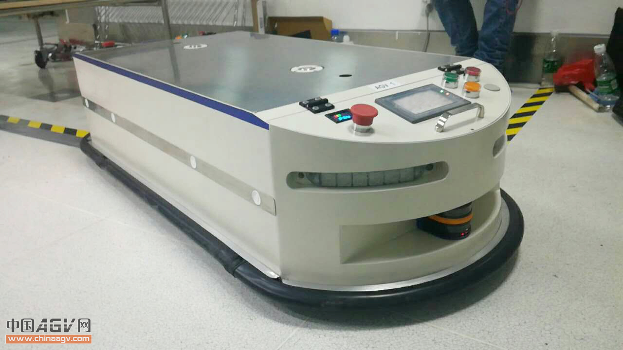 潜伏牵引式AGV