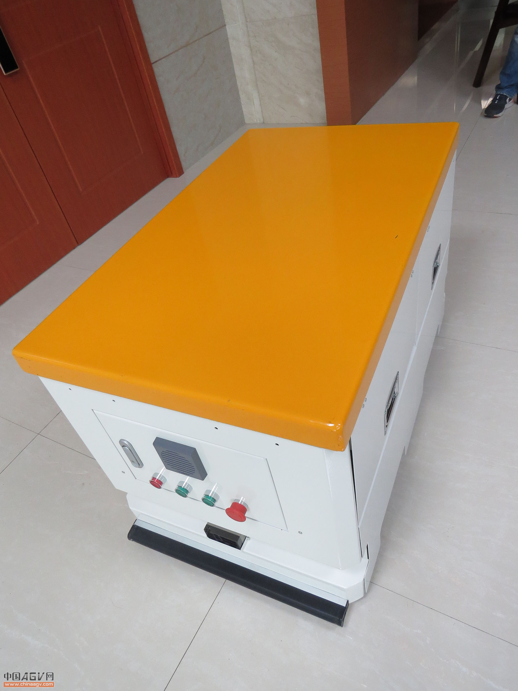 舵轮驱动背负举升式AGV