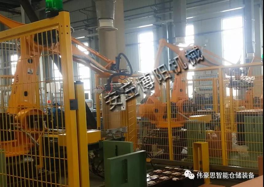 山东机械手码垛机、蓄电池自动码垛机厂家