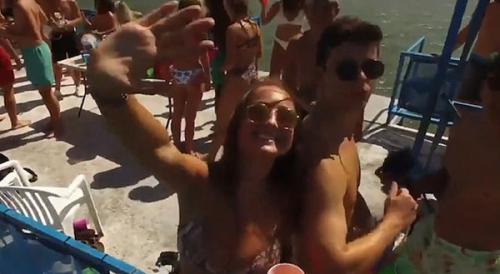 美国一女生派对上头发被卷入无人机打结 不得不剪掉