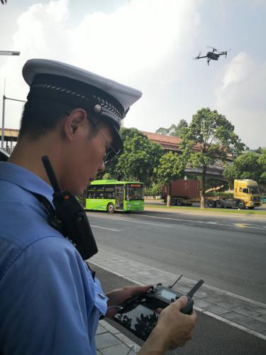 想压实线变道？“无人机”来取证