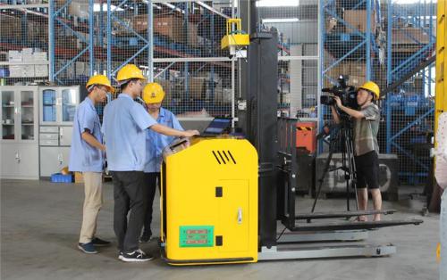 合肥电视台聚焦智能AGV 8月7日莅临安徽宇锋参观采访