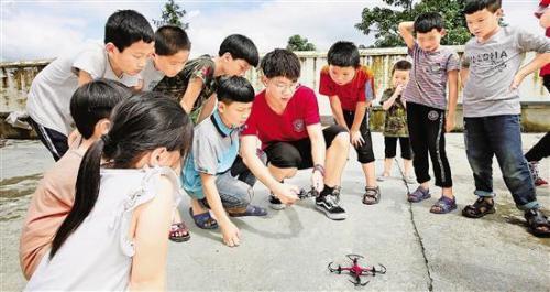 记者深入深度贫困县 支教大学生教无人机课