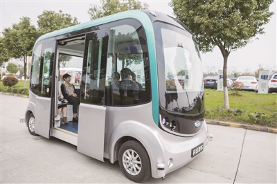 溧水开发区境内企业研发的无人驾驶观光车——开沃“蓝鲸号”亮相