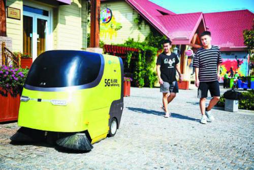 首批5G无人驾驶清扫车来了 啤酒节期间“初显身手”