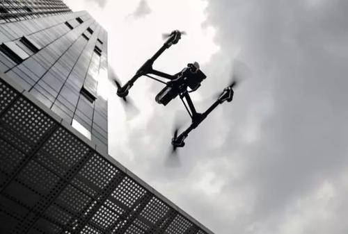 关注智博会｜无人机拼装、FPV体验区、无人机悬停、手抛飞机……智博会一大波竞速“黑科技”来袭