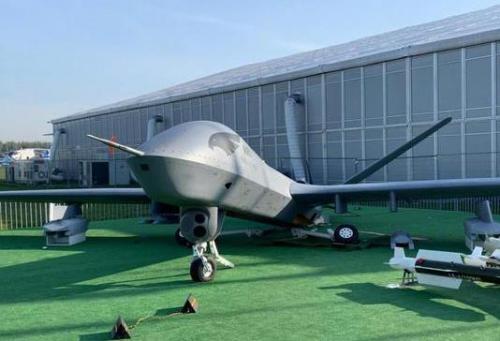 莫斯科航展突发一幕，翼龙无人机主起落架折断，俄军高层立刻道歉