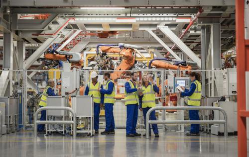 工业机器人系统操作员定向就业班招生简章，要求中专学历！