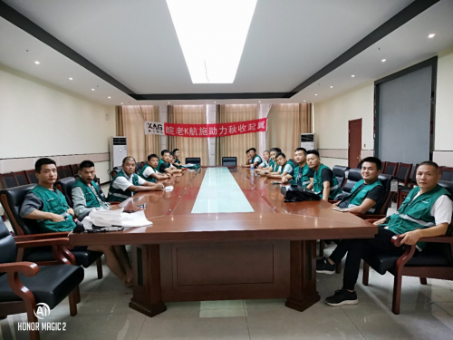 25岁的他走南闯北，身后是拥有100多架无人机的飞防队