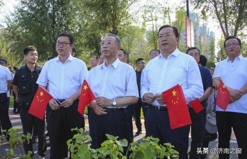 山东济南市航拍协会6架无人机悬挂国旗飞跃华山向祖国献礼