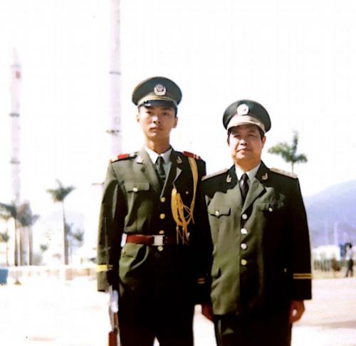 专访新华社中国ICON：无人机编队指挥官石哲元