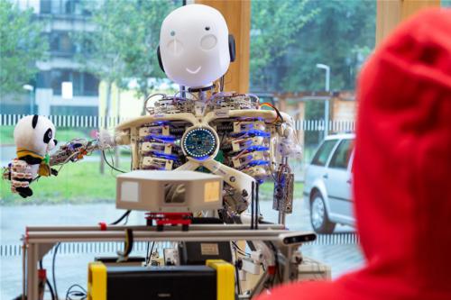 长得Q会卖萌、有骨骼肌肉，还有超多“人设”的网红机器人来了