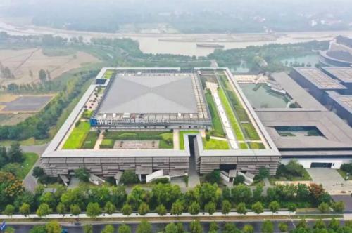 乌镇互联网大会上的5G黑科技无人船巡逻自动公交车上路