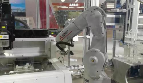 玩刺绣、比猜拳！进博会上机器人，除了震撼，更有灵活！