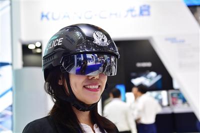 四足机器人逛展无人机腕表首秀