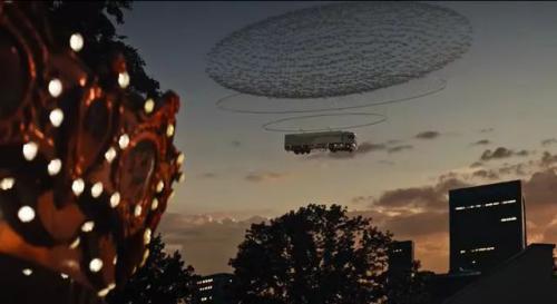 2000架无人机可以抬起40吨重的卡车吗？