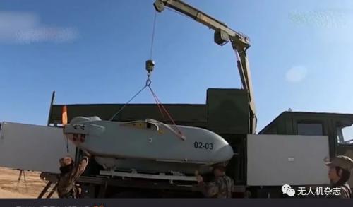 我军无人机激光照射引导火炮打击，一发干沉海上靶船！