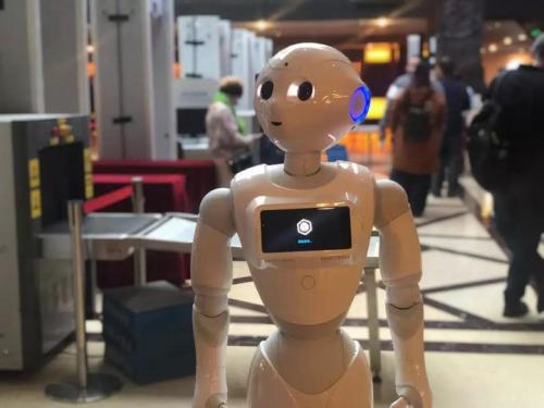 机器人情侣、AR试衣镜、5G无人船、远程驾驶……在乌镇，看见5G的未来